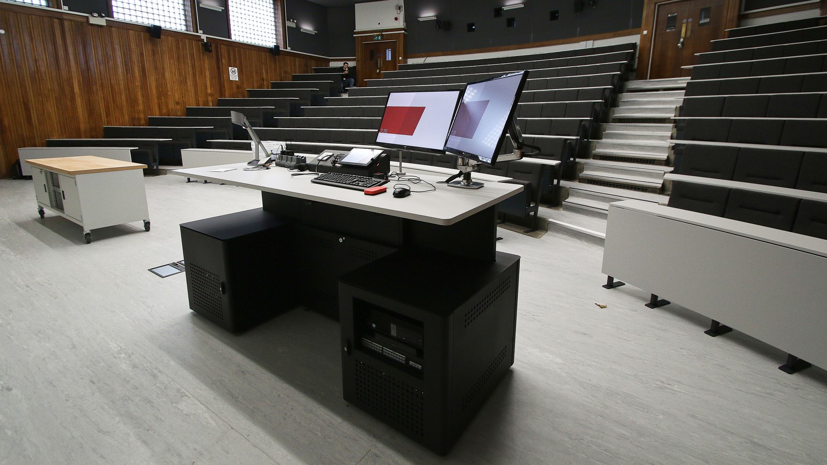 GEMINI – pupitru cu tehnologie AV și design ergonomic