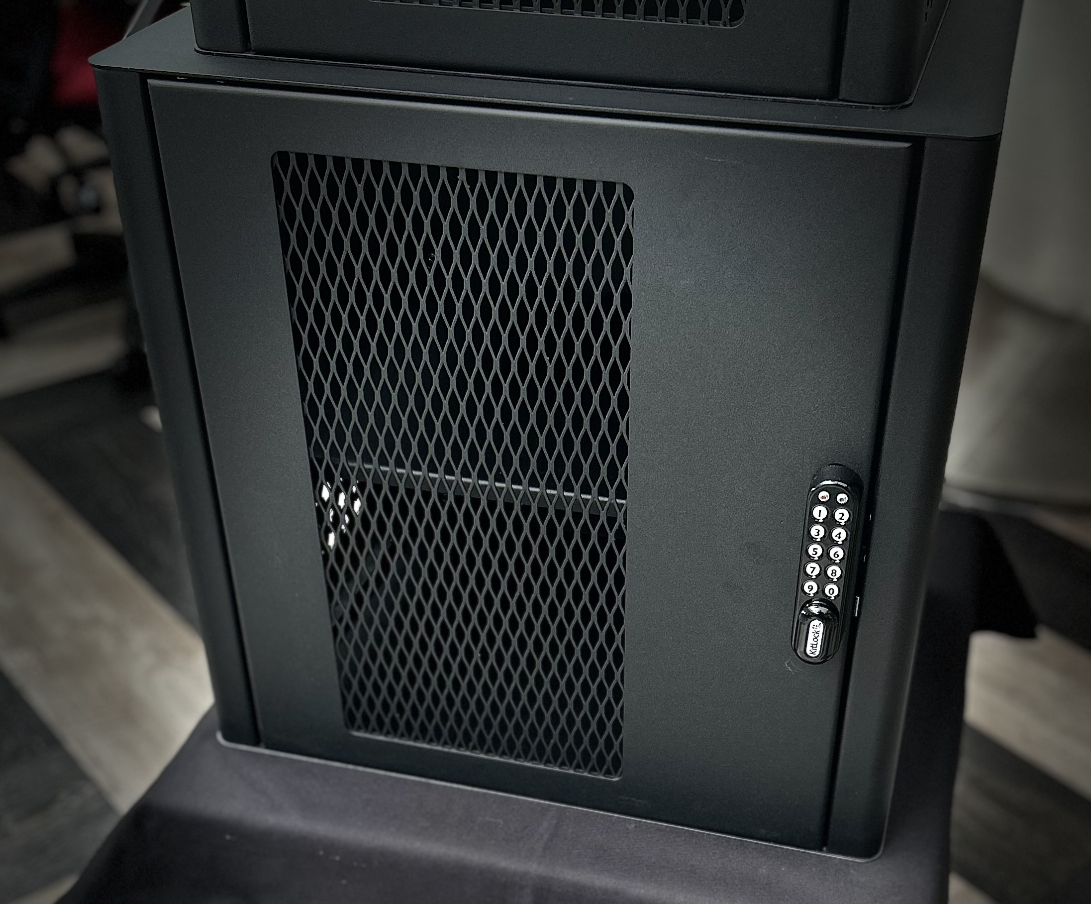 LockIT – Dulapul compact care păzește tehnologia ta